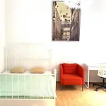 Flatmetro Rooms